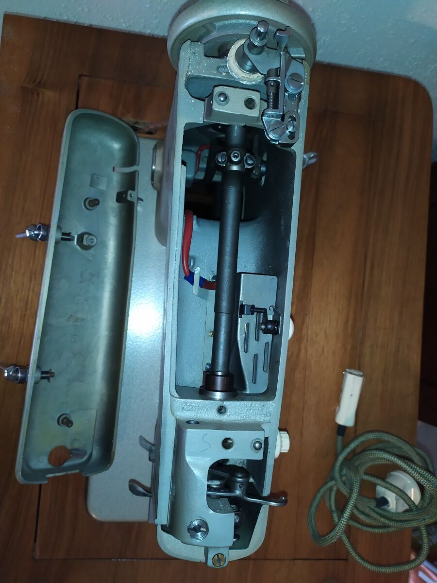 Meuble + machine a coudre pfaff 60