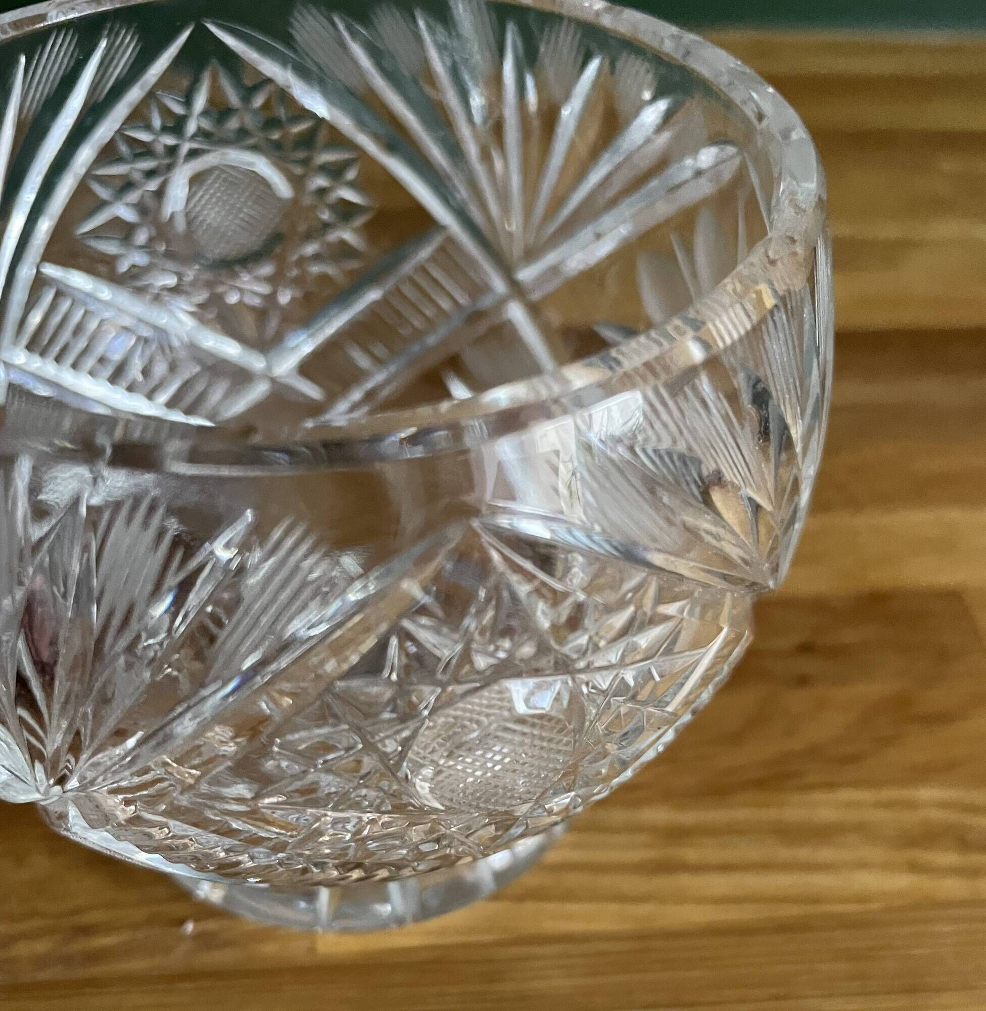 Very nice crystal sugar bowl in very good condition.