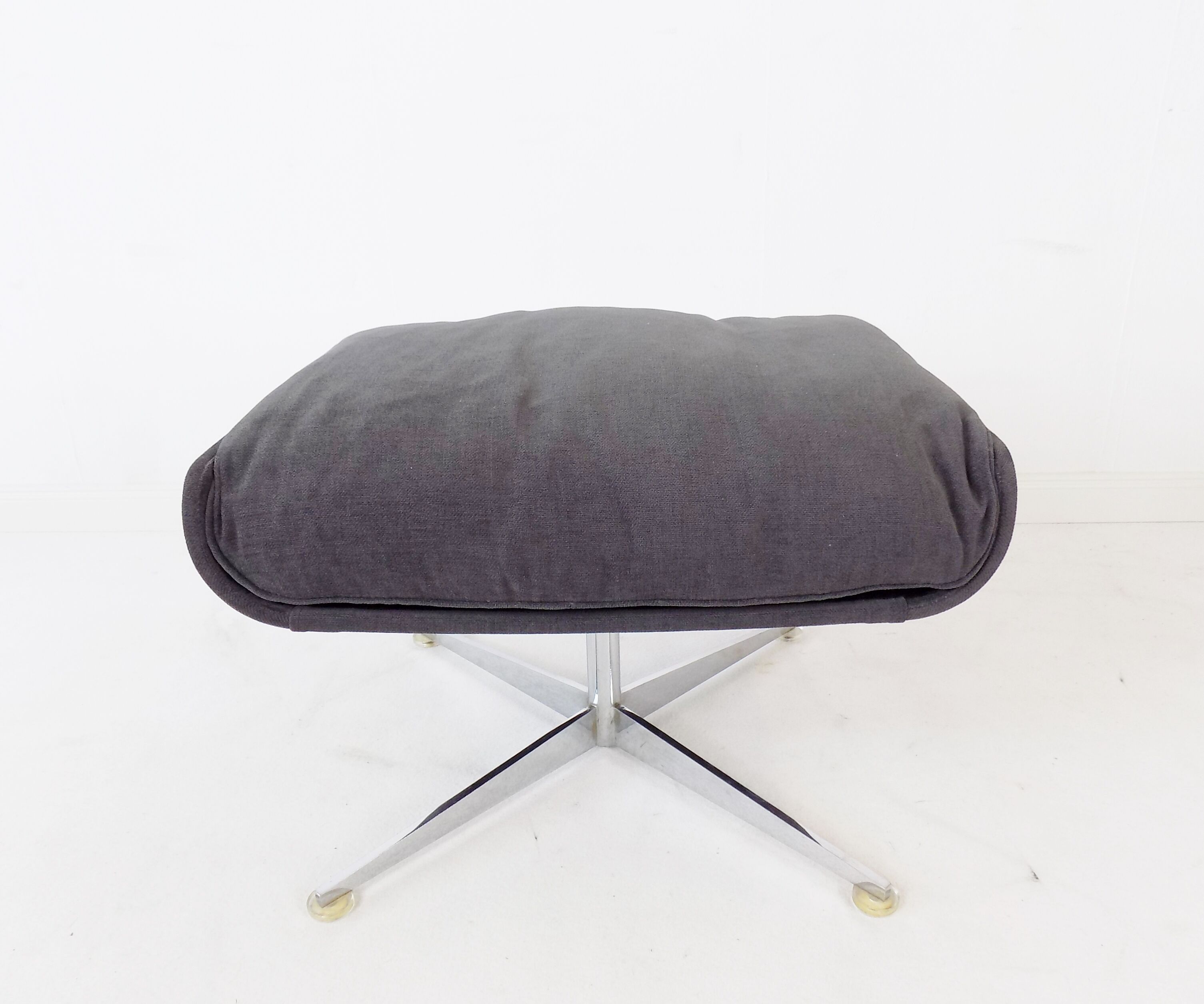 Fauteuil Kaufeld Siesta 62  grise avec pouf par Jacques Brule