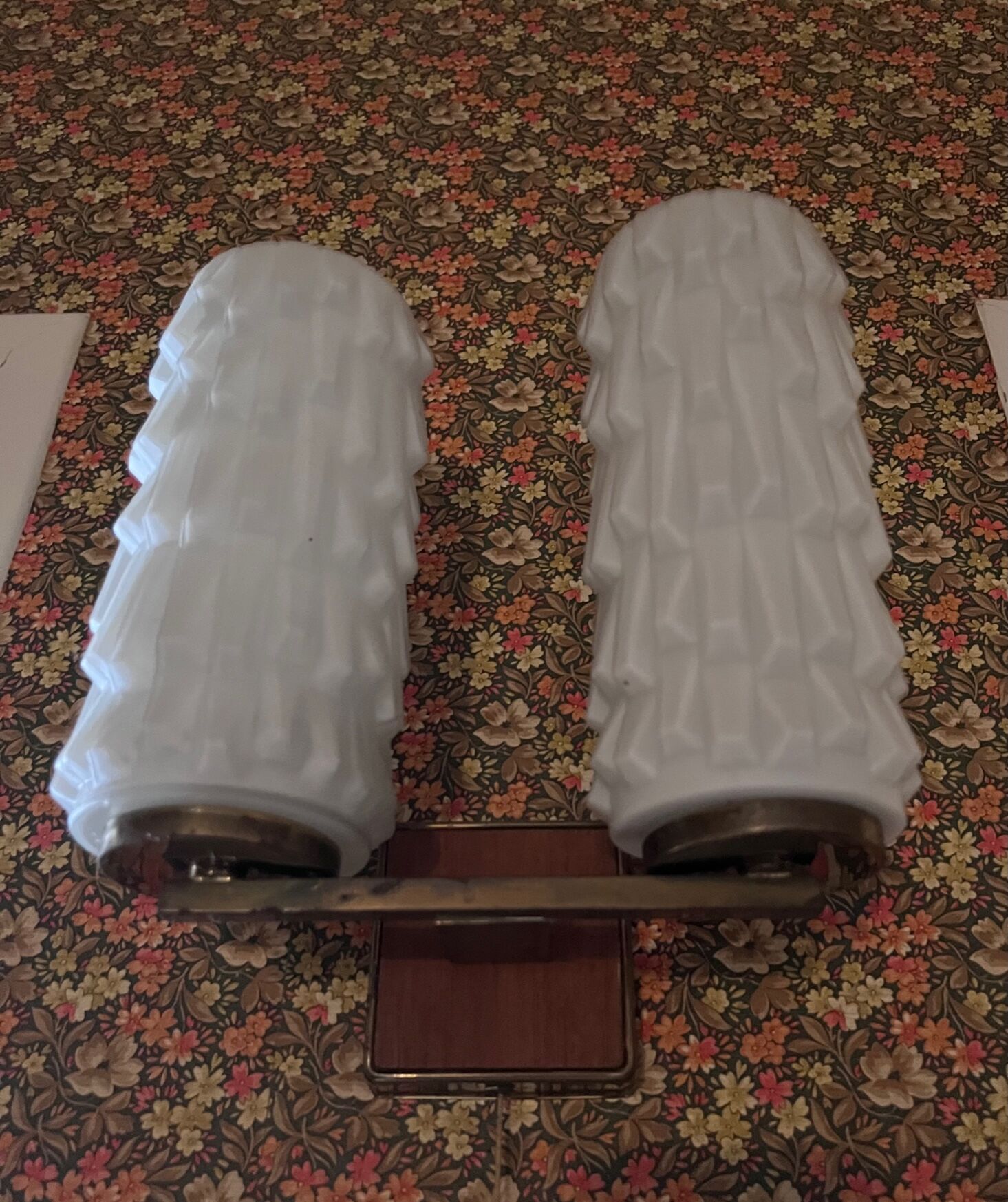 Paire d'appliques en laiton et verre