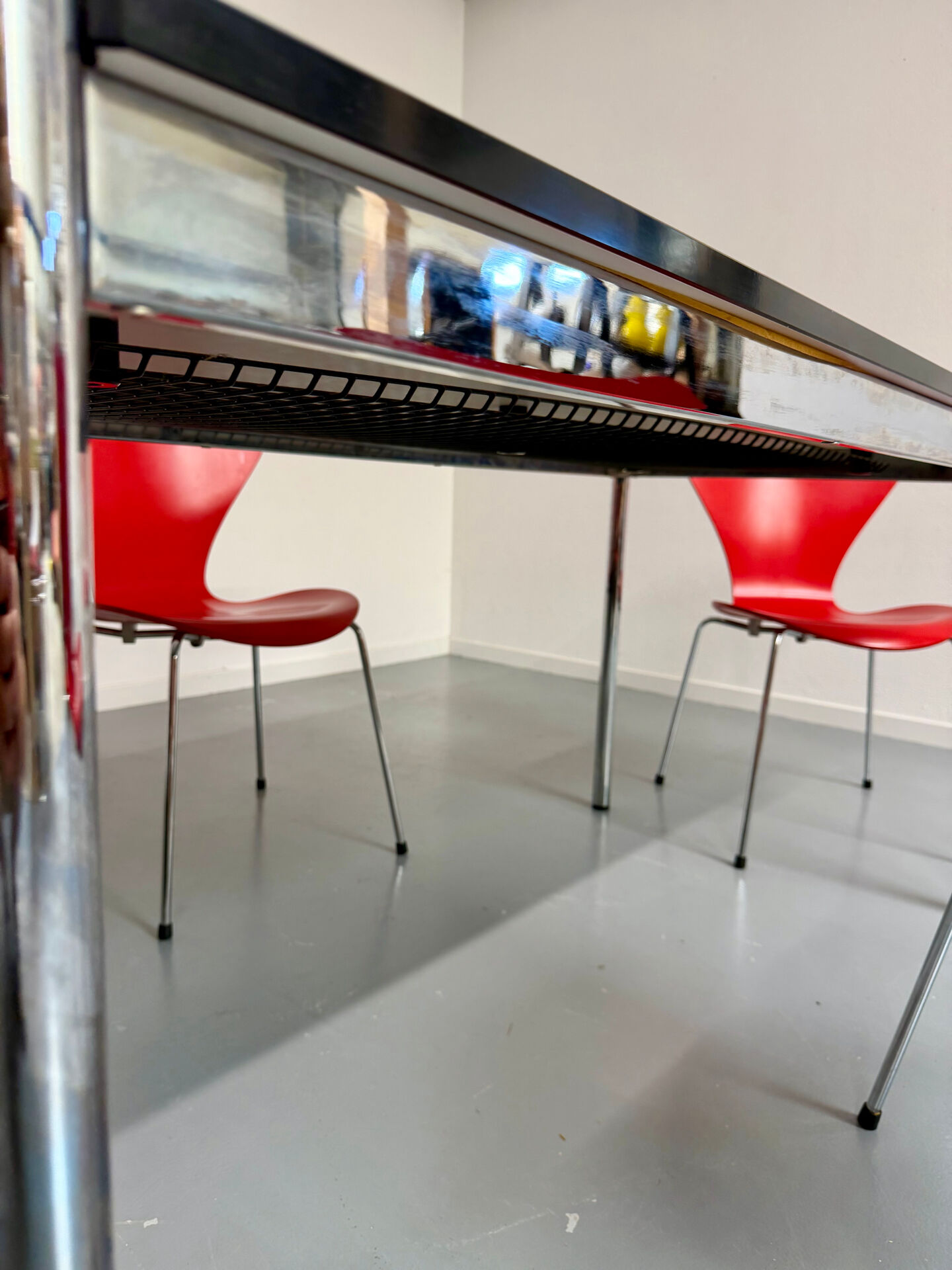 Bureau ou table design USM Haller plateau blanc structure métal