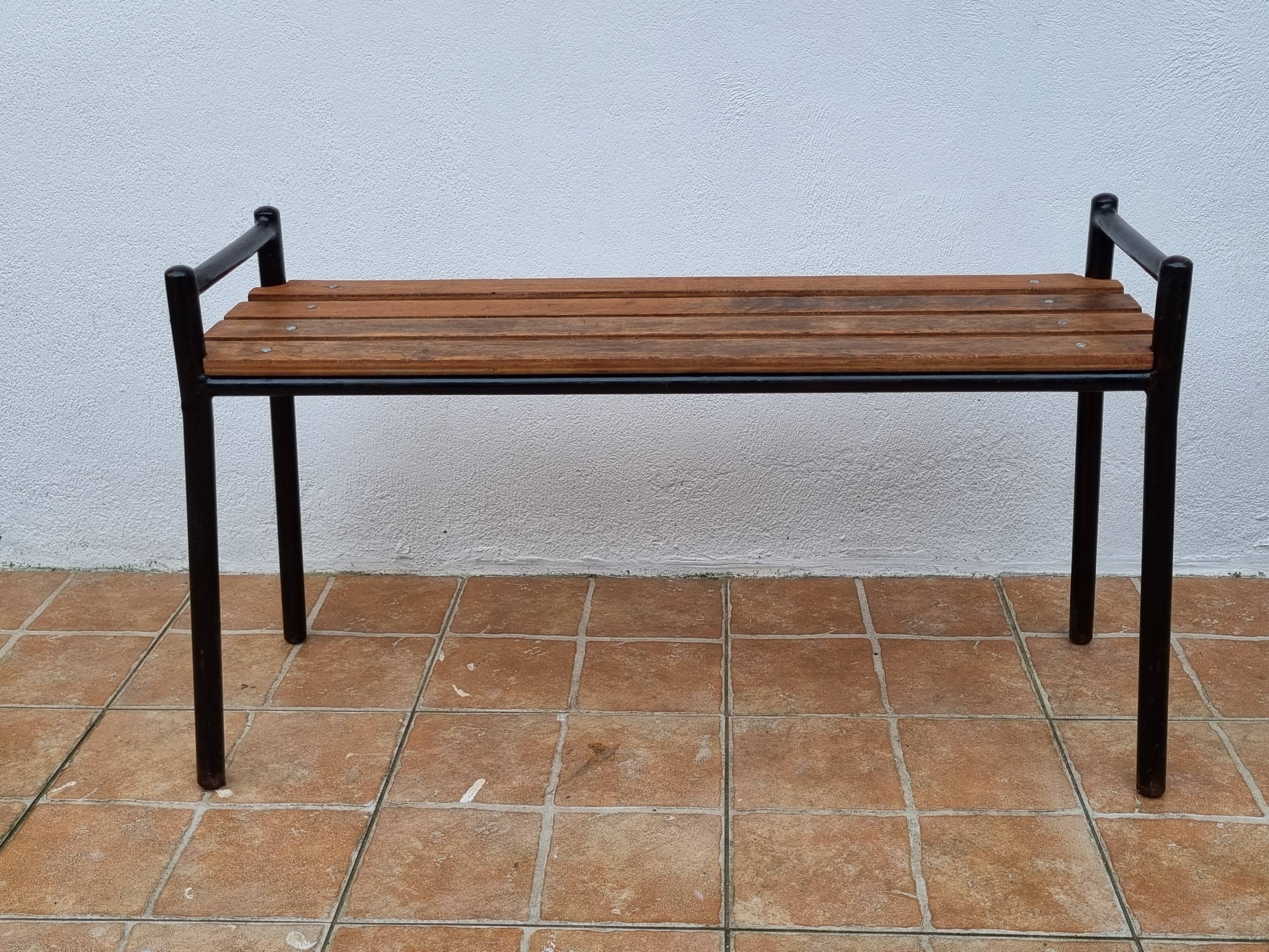 Bench in painted metal and wood, 100 cm