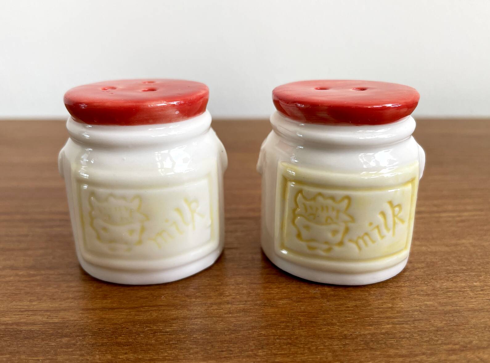 Salt and pepper shakers in the shape of milk cans with a cow on it, dutch vintage ceramic tableware