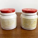 Salières et poivrières en forme de bidons de lait avec une vache dessus, vaisselle en céramique vintage hollandaise