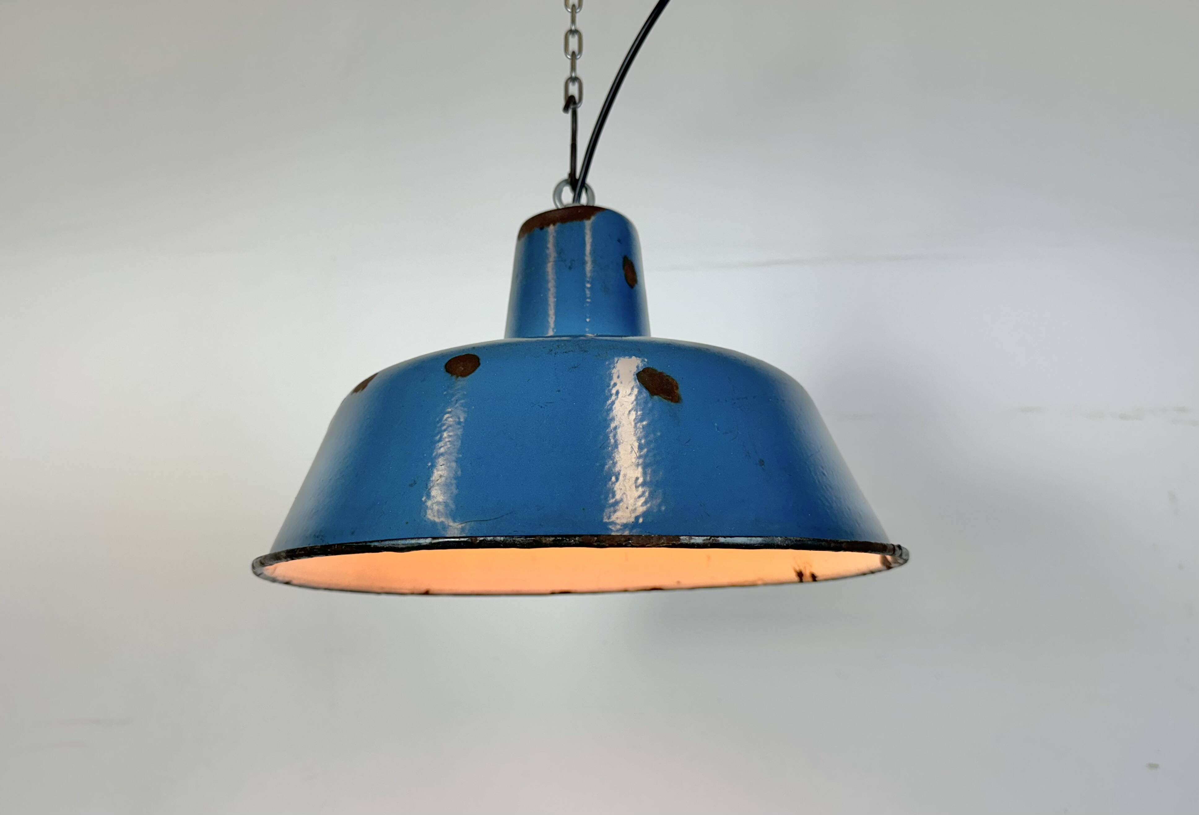 Lampe à suspension industrielle en émail bleu, années 1960