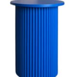Petite table de chevet ronde et cannelée en bleu klein
