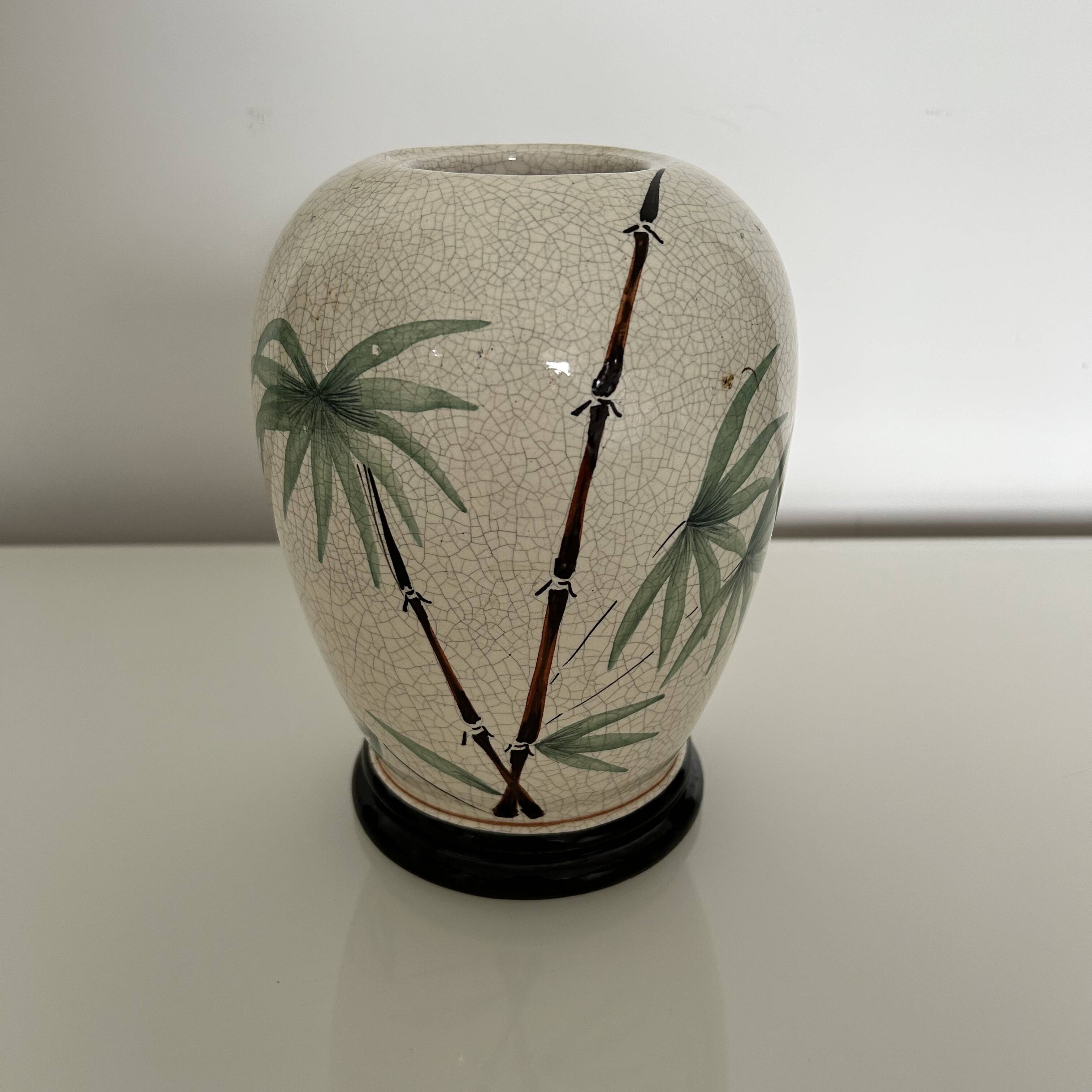 Vase signé décor bambous