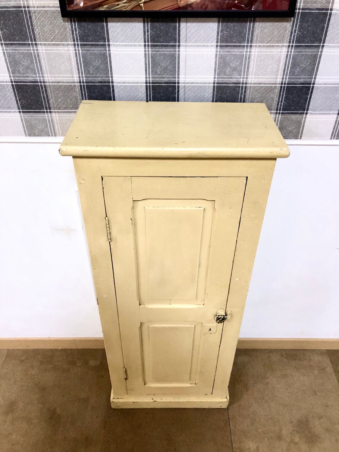 Petite armoire beige vintage