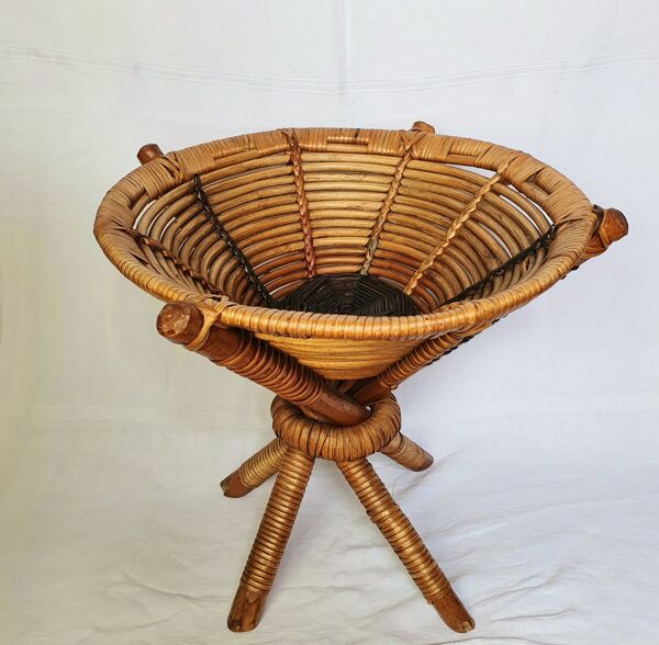 Corbeille sur pieds en bois et osier tressé 1950