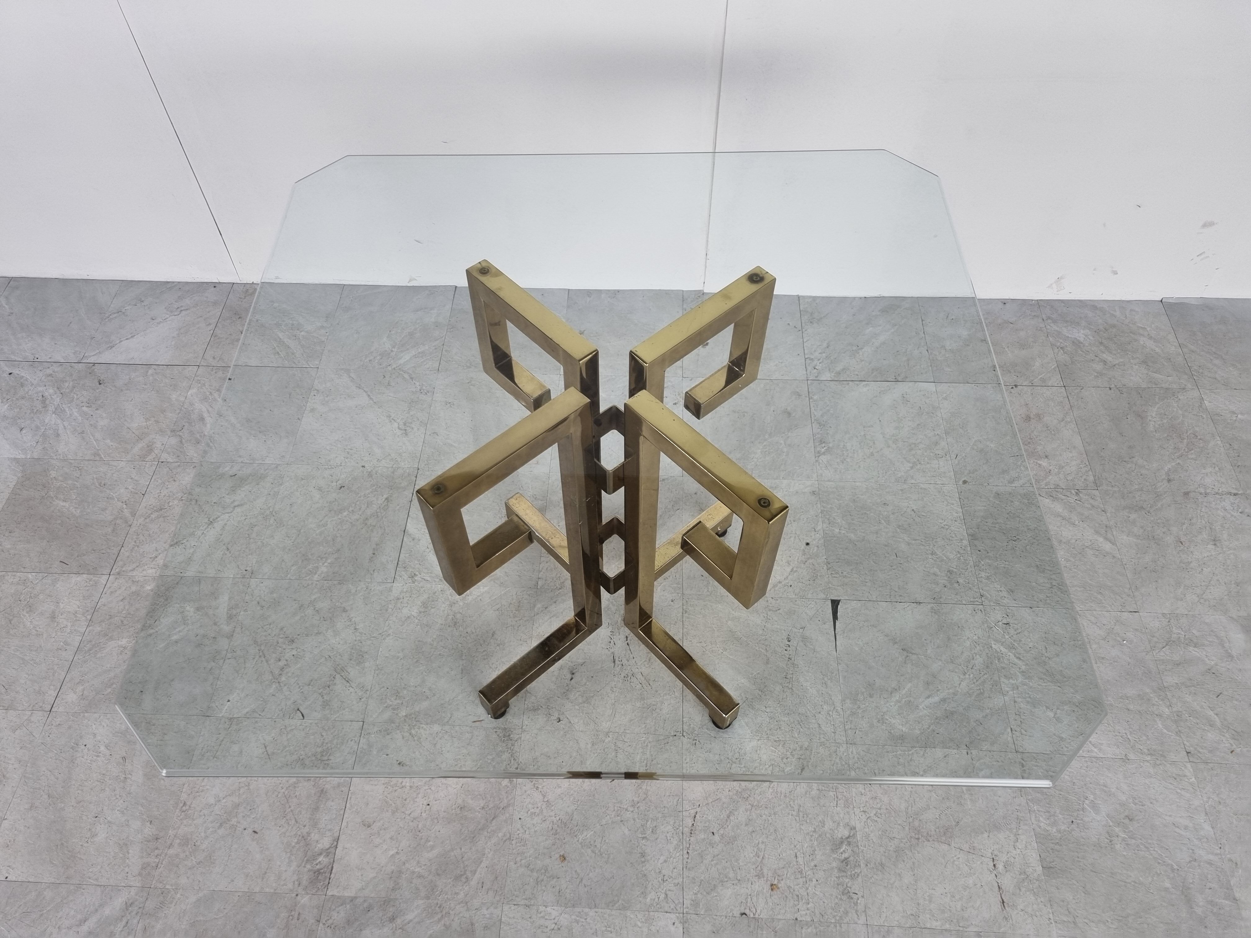 Table à manger géométrique en laiton années 1970