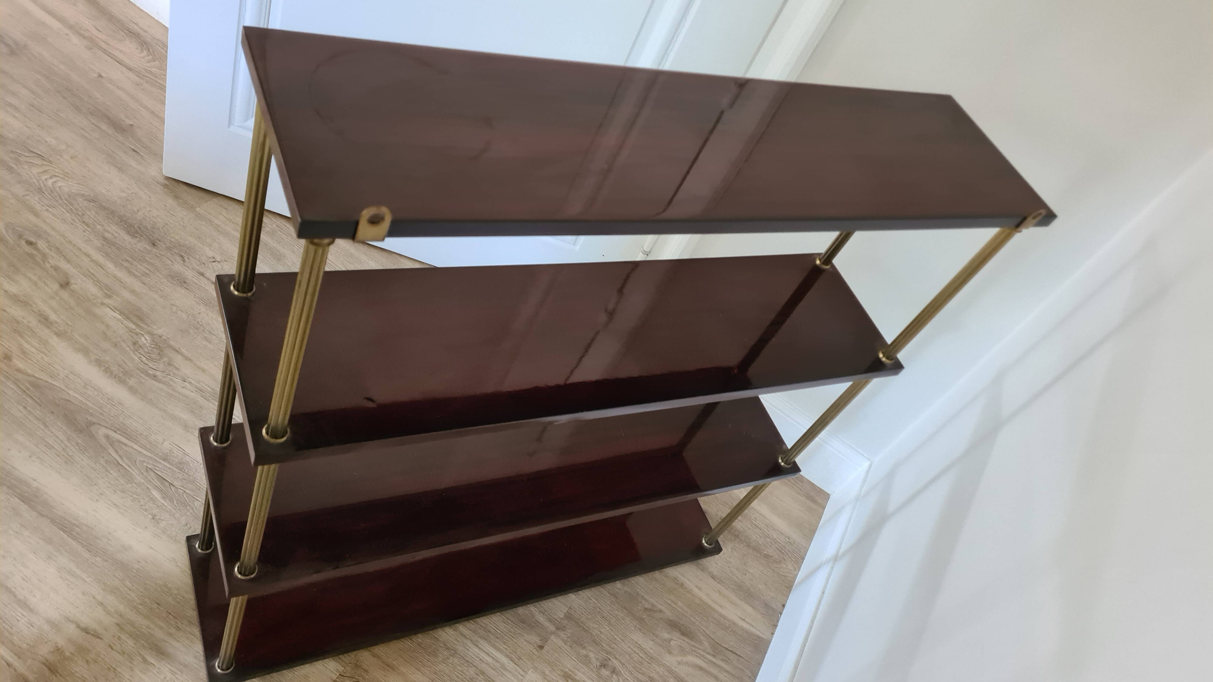 Grande étagère murale en acajou et laiton / années 60