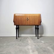 Table de chevet italienne des années 80 avec plateau en verre