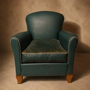 Fauteuil club en simili-cuir et noyer