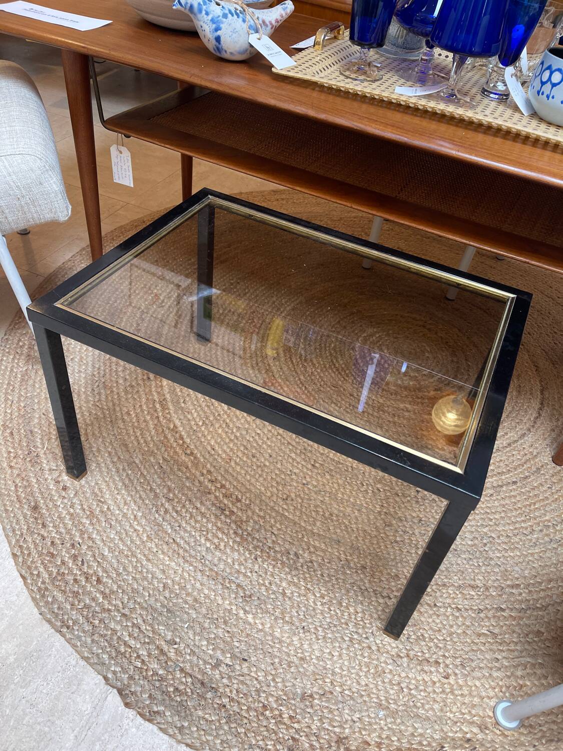 Table d’appoint verre et métal noir et or, 1970