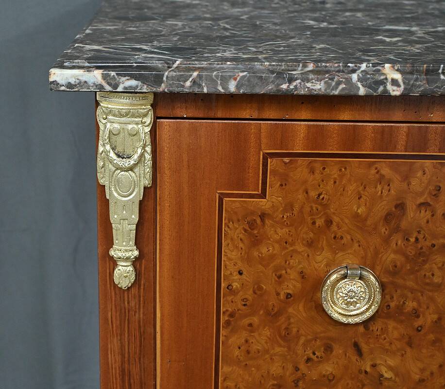 Commode sauteuse en marqueterie, style Louis XVI – milieu XXe