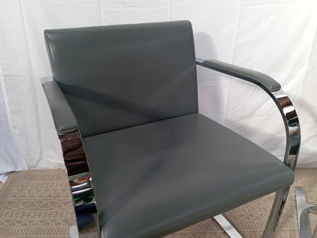 Paire de fauteuils cuir  BRNO, design de L. Mies Van Der Rohe