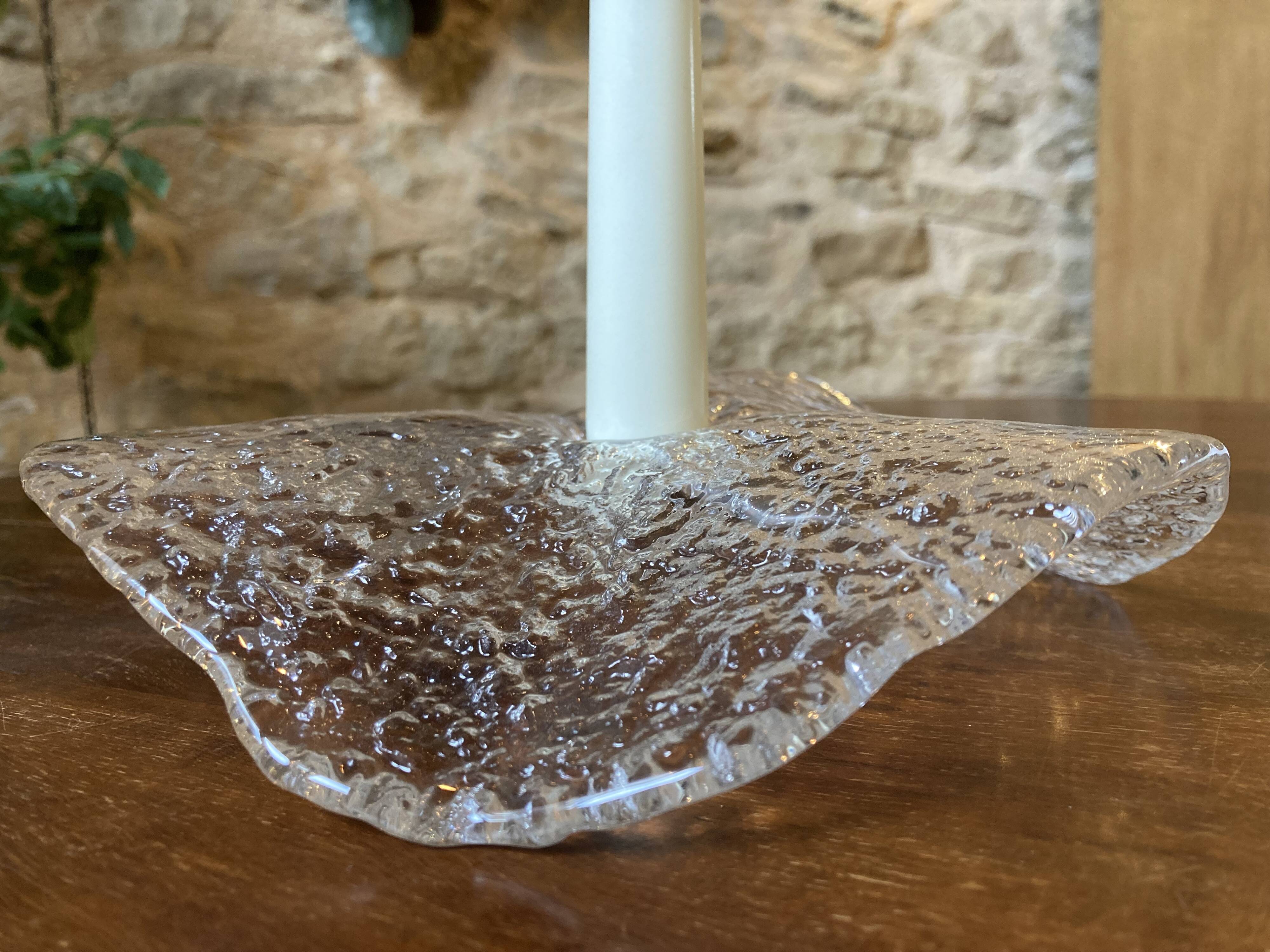 Bougeoir en verre texturé et courbé, Finlande