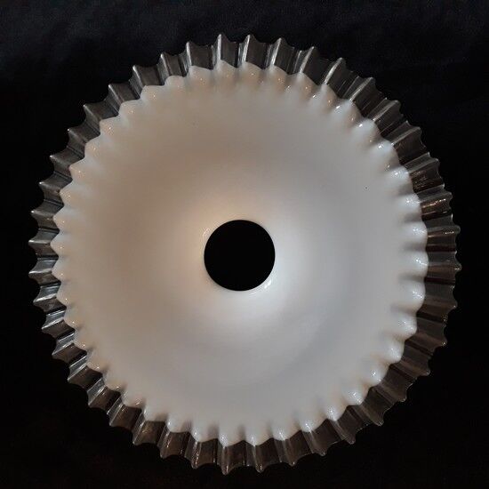 Abat-jour à dentelle en opaline années 50
