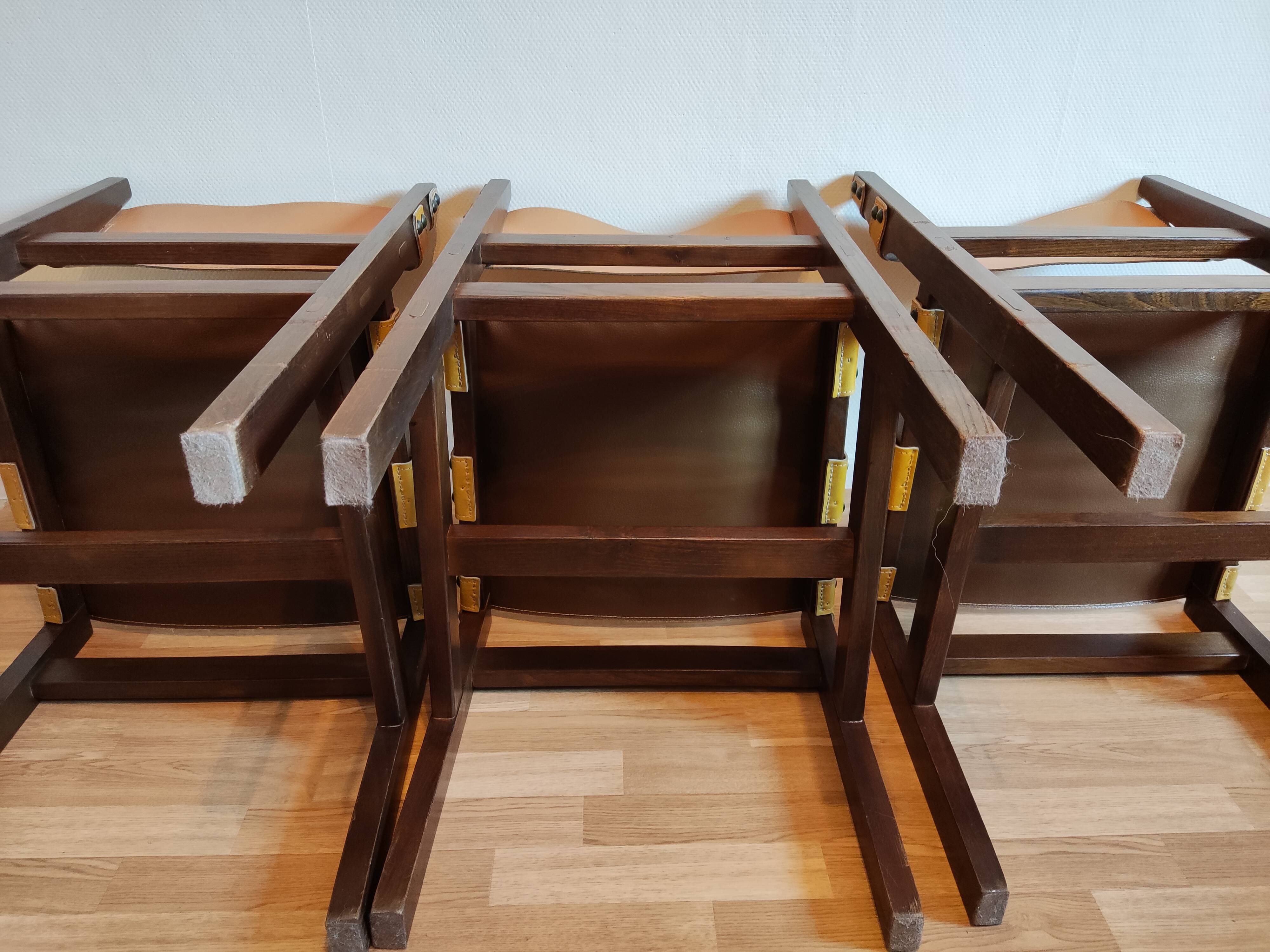 Chaises bois et cuir des années 70