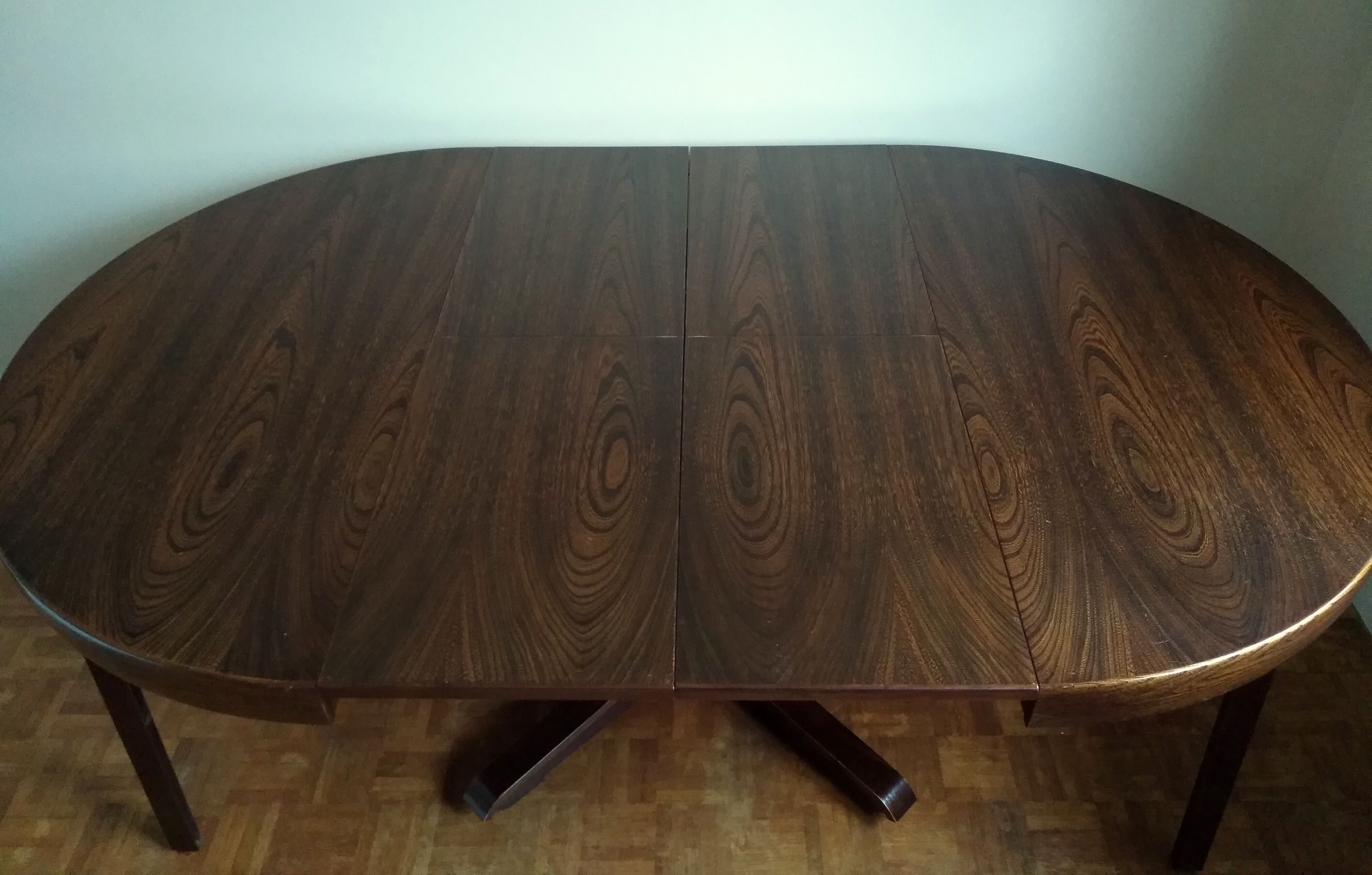 Extendable round table on central support