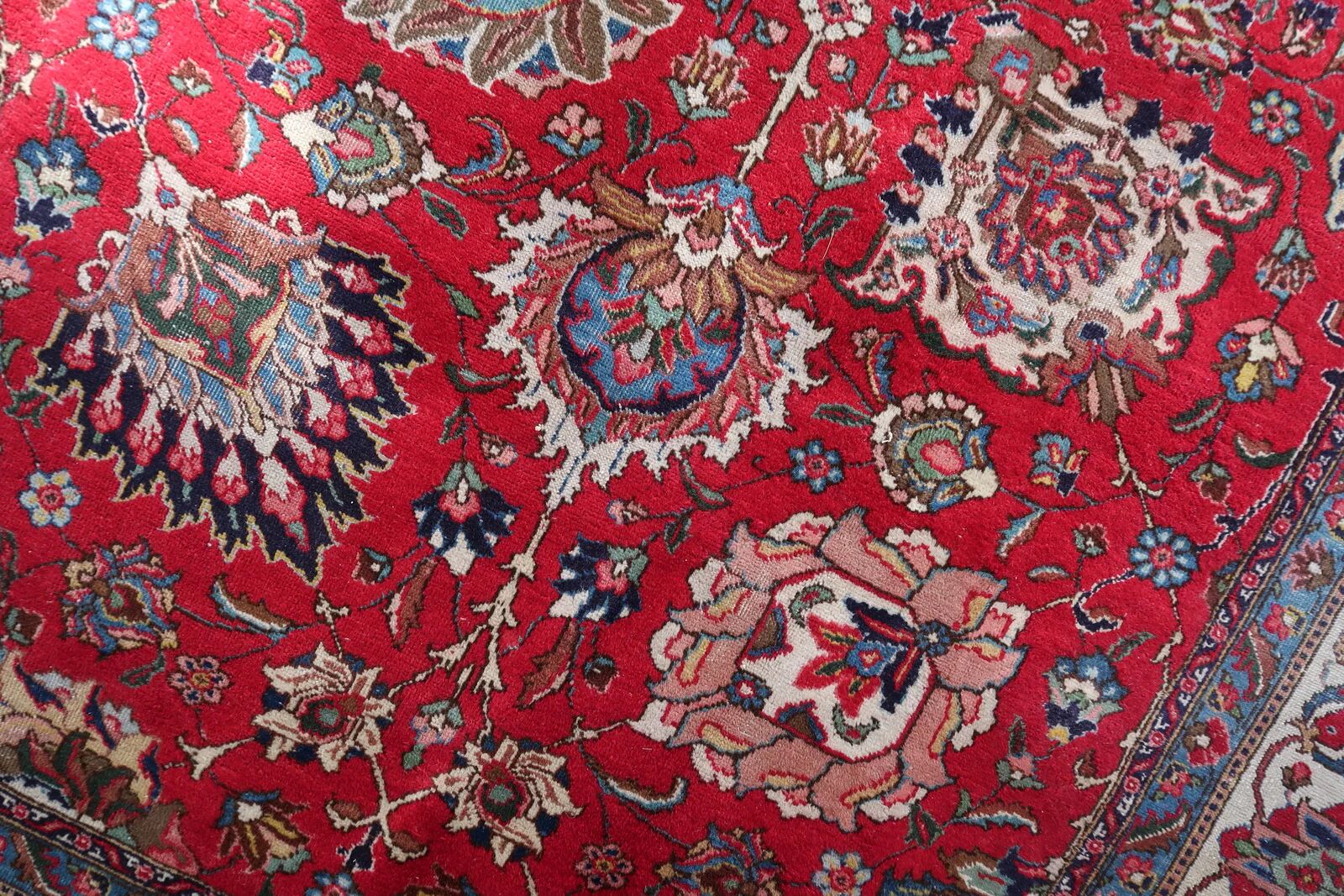 Tapis en laine Tabriz antique, motif floral Shah Abbasi sur tout le tapis, champ cramoisi, vers 1920 — 303 × 403 cm — 1C1278