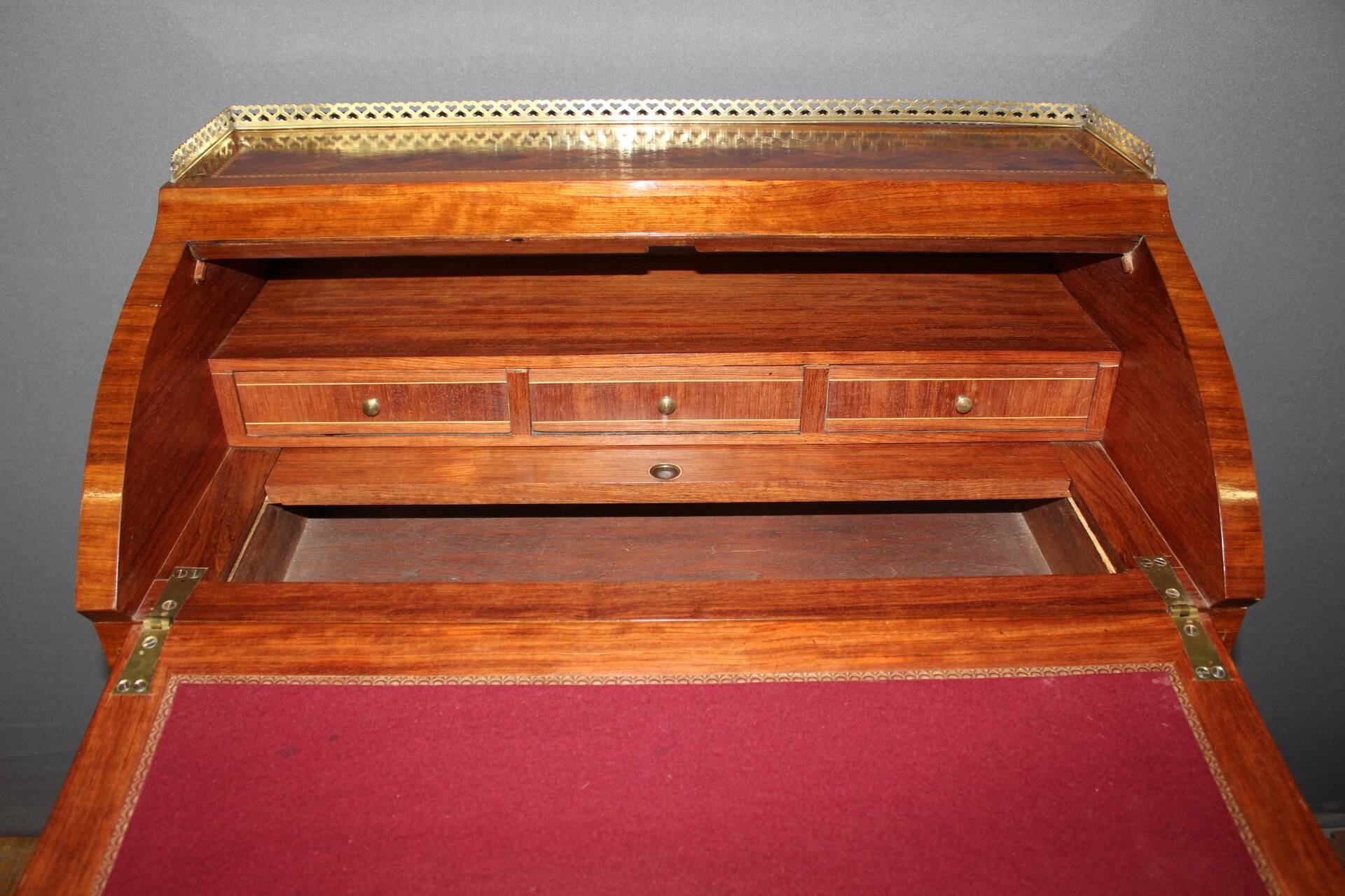 Bureau à cylindre en marqueterie de style Louis XVI
