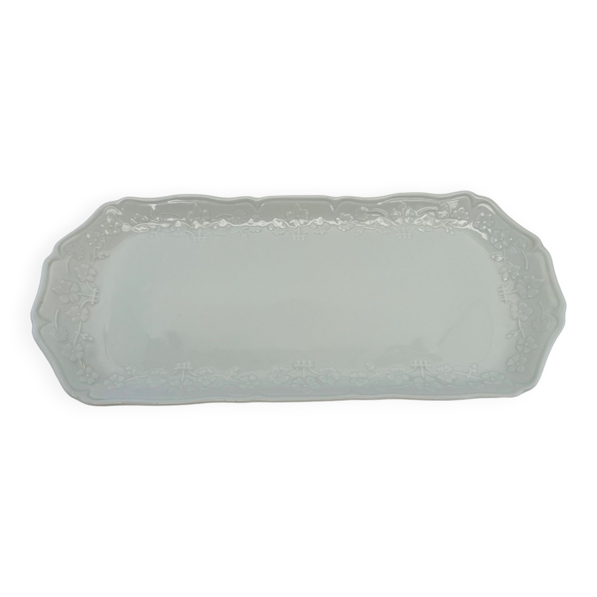 White porcelain cake dish