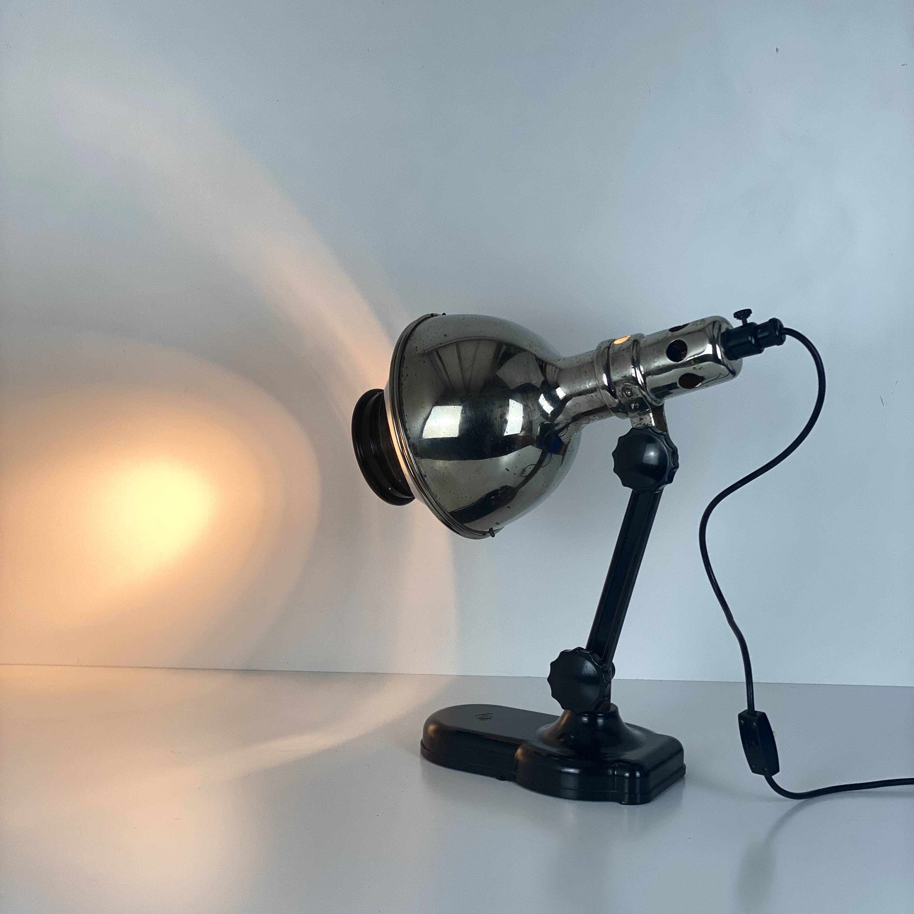 Directional articulated lamp in nickel-plated chrome and black bakelite, with cast iron counterweight.