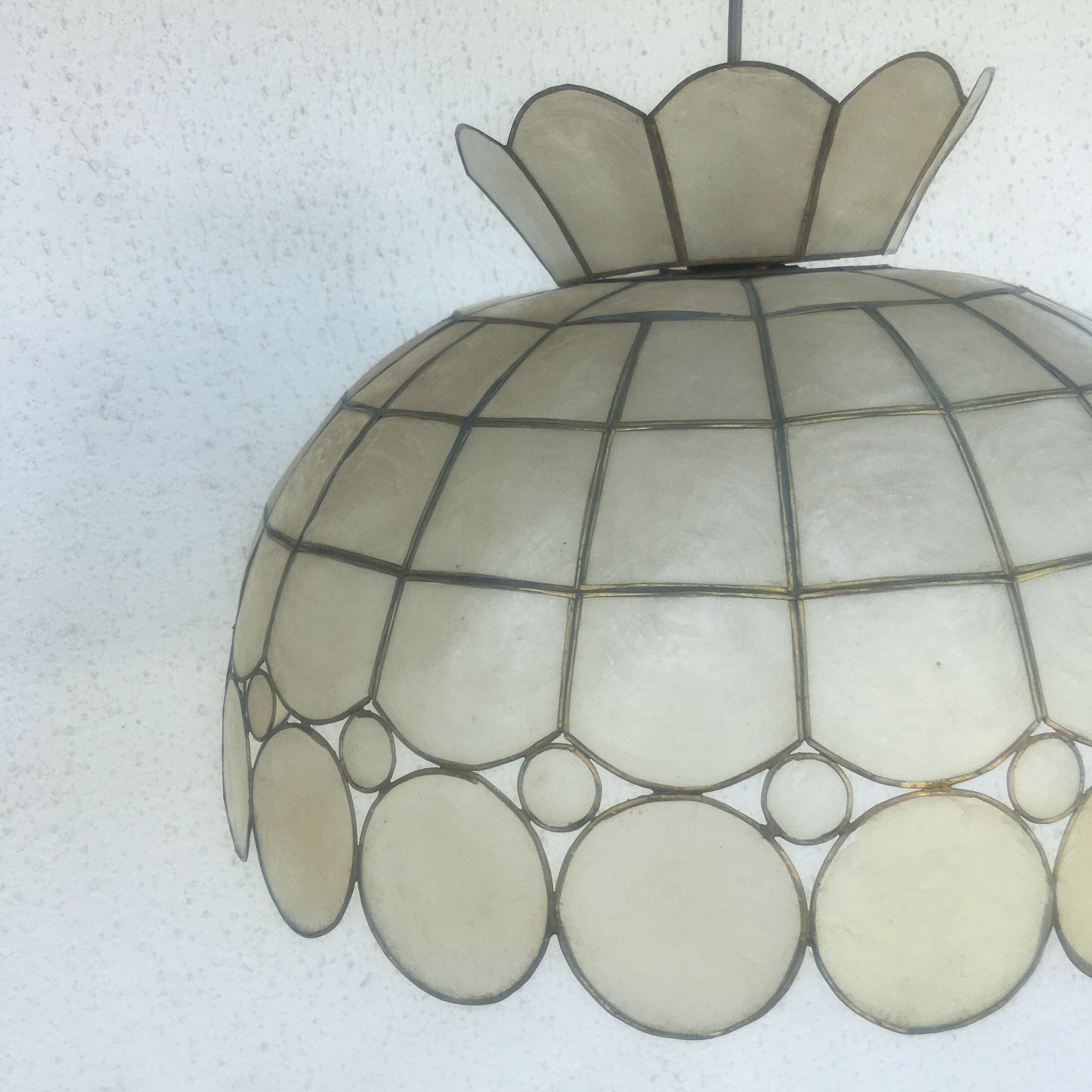 Mother-of-pearl suspension