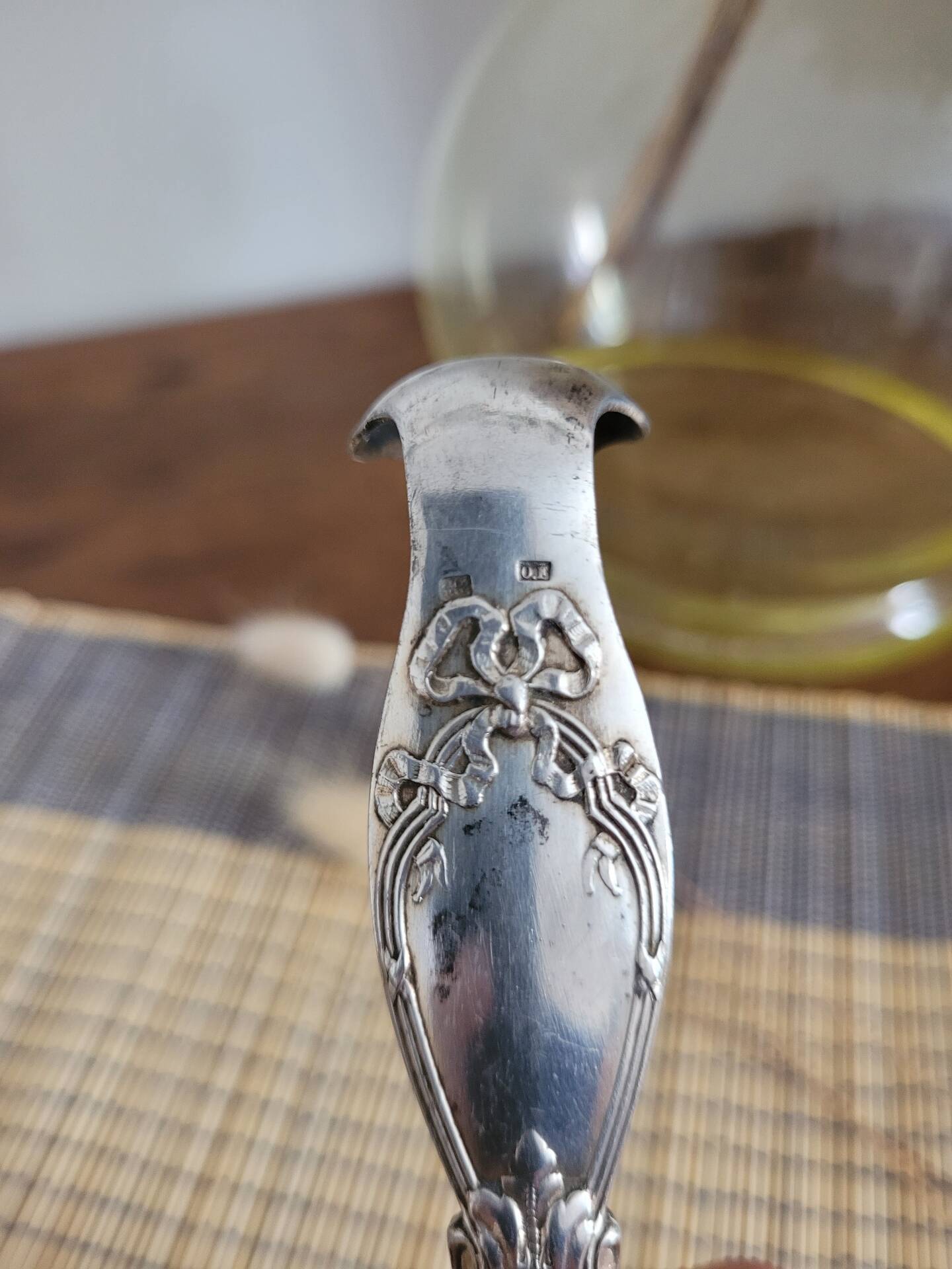 Pince à sucre argenté décor Louis XVI