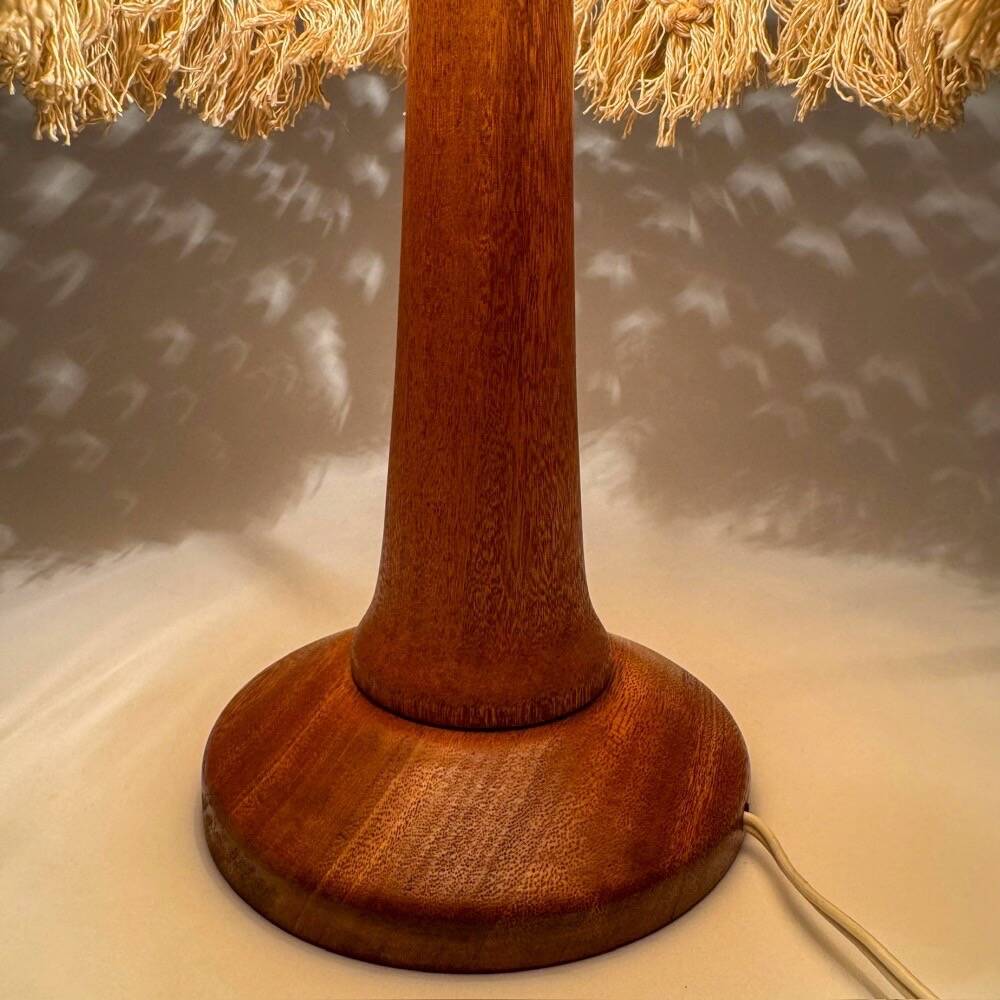 Bohemian table lamp in turned wood and macramé from the 1970s.