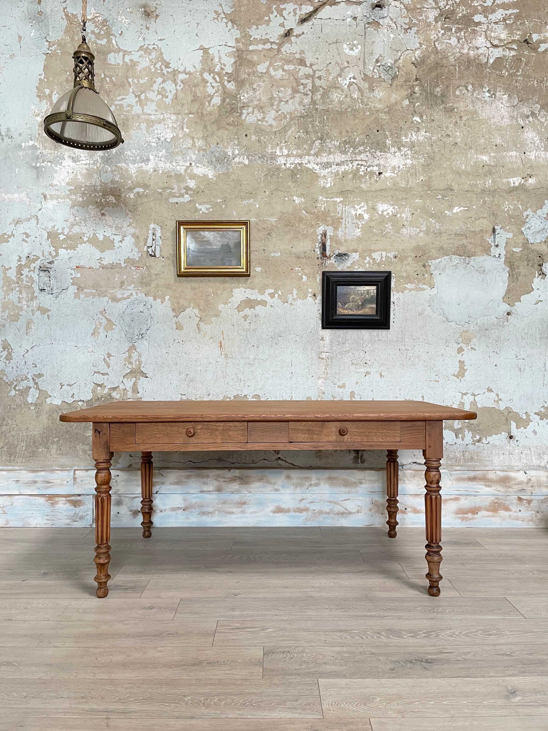 Table with turned legs in solid wood