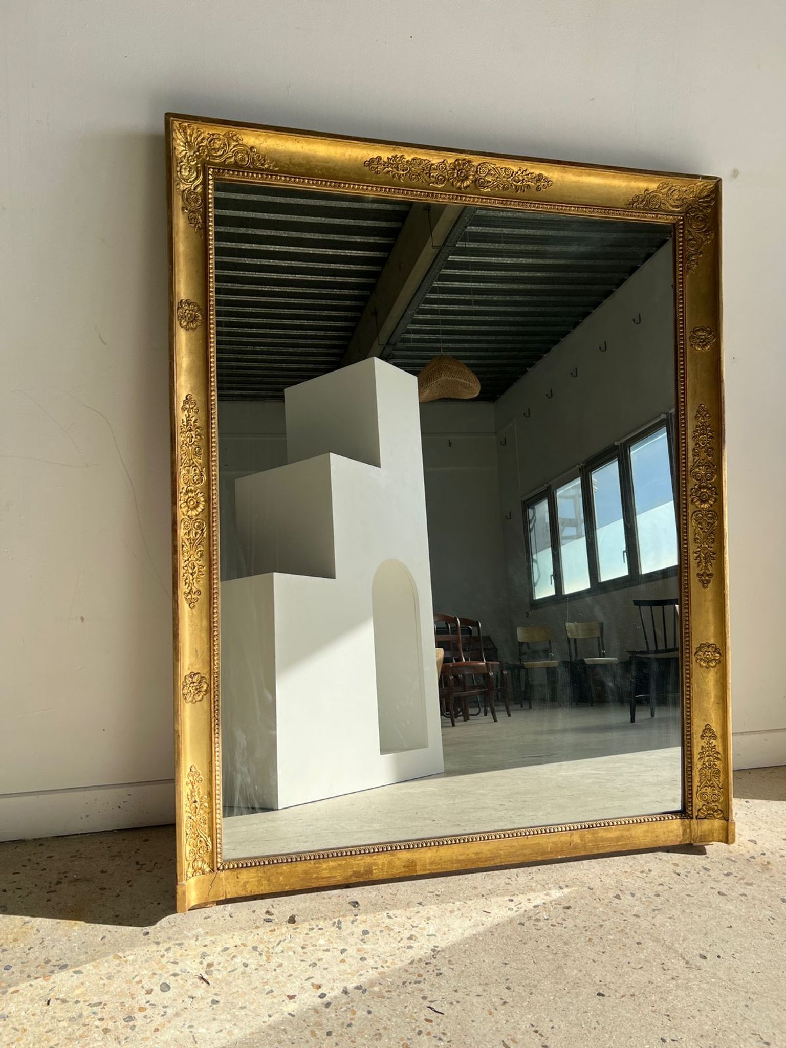 Miroir doré style Restauration à décor de palmettes étirées