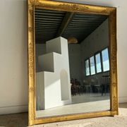 Miroir doré style Restauration à décor de palmettes étirées
