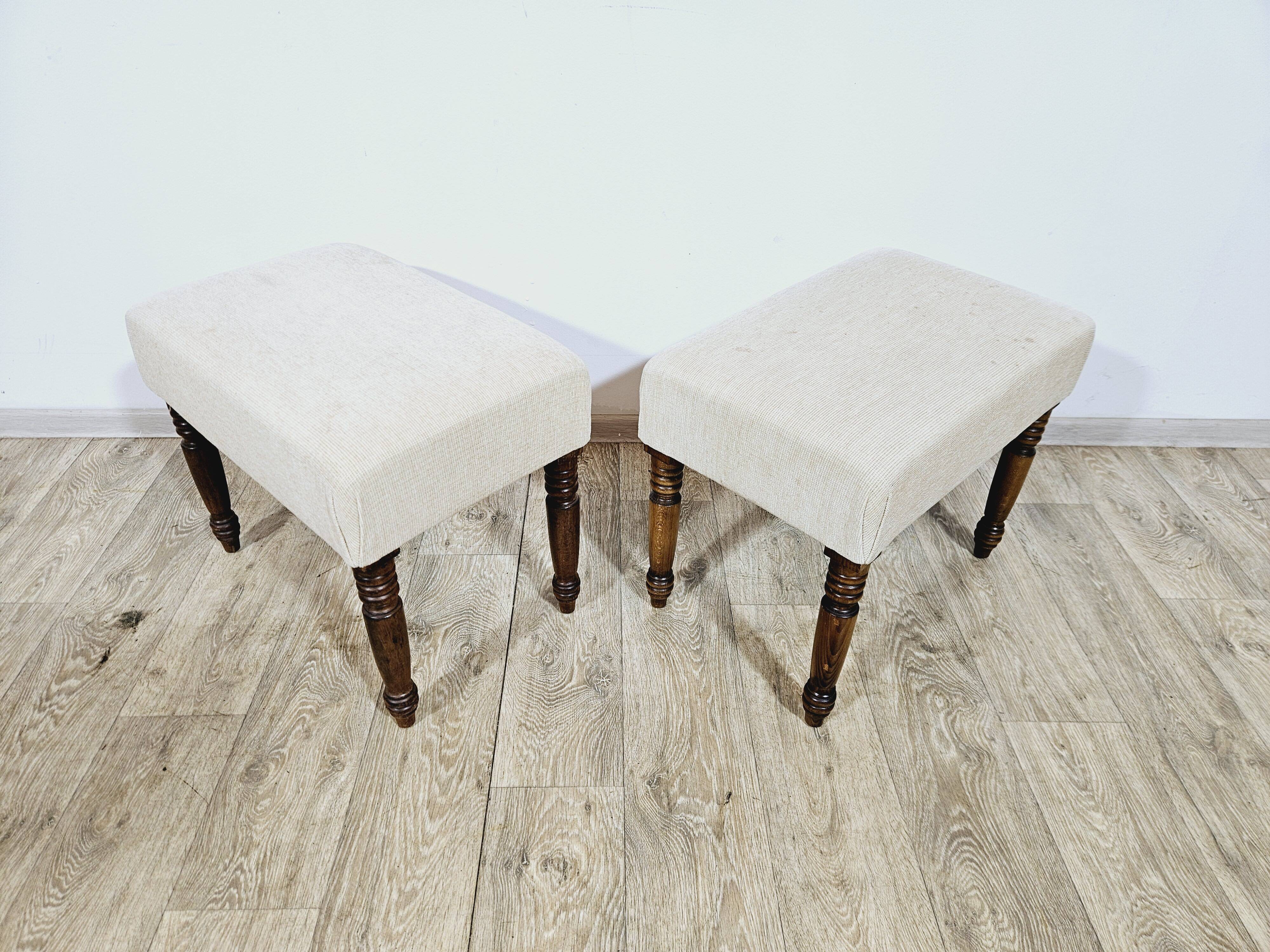 Paire de poufs/stools rembourrés anglais du 19ème siècle.