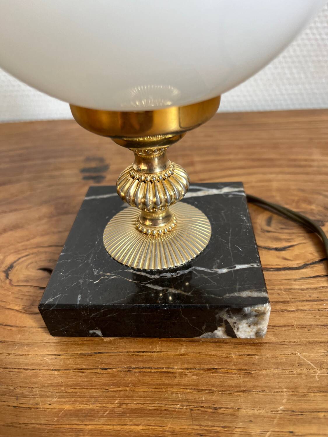 Table lamp in marble, gold metal, opaline globe
