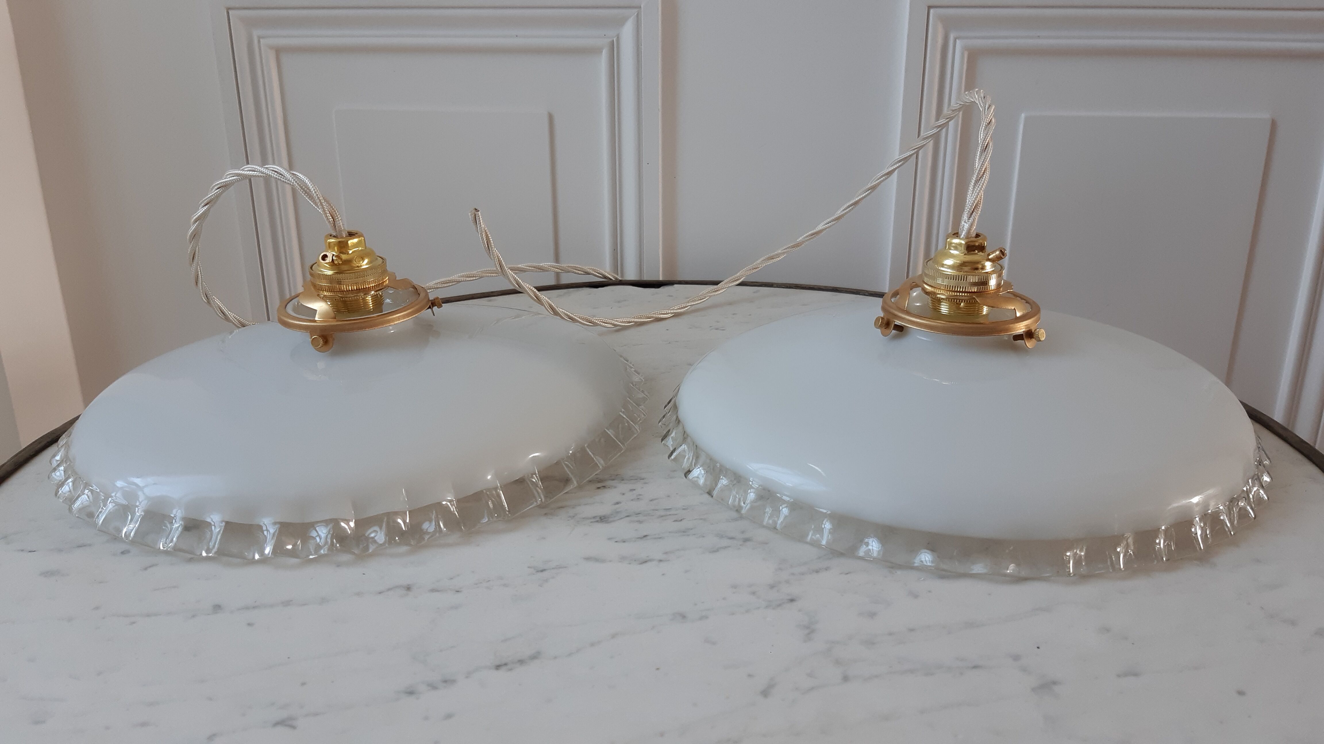 Pair of suspensions in pleated opaline and rounded border 30-40s