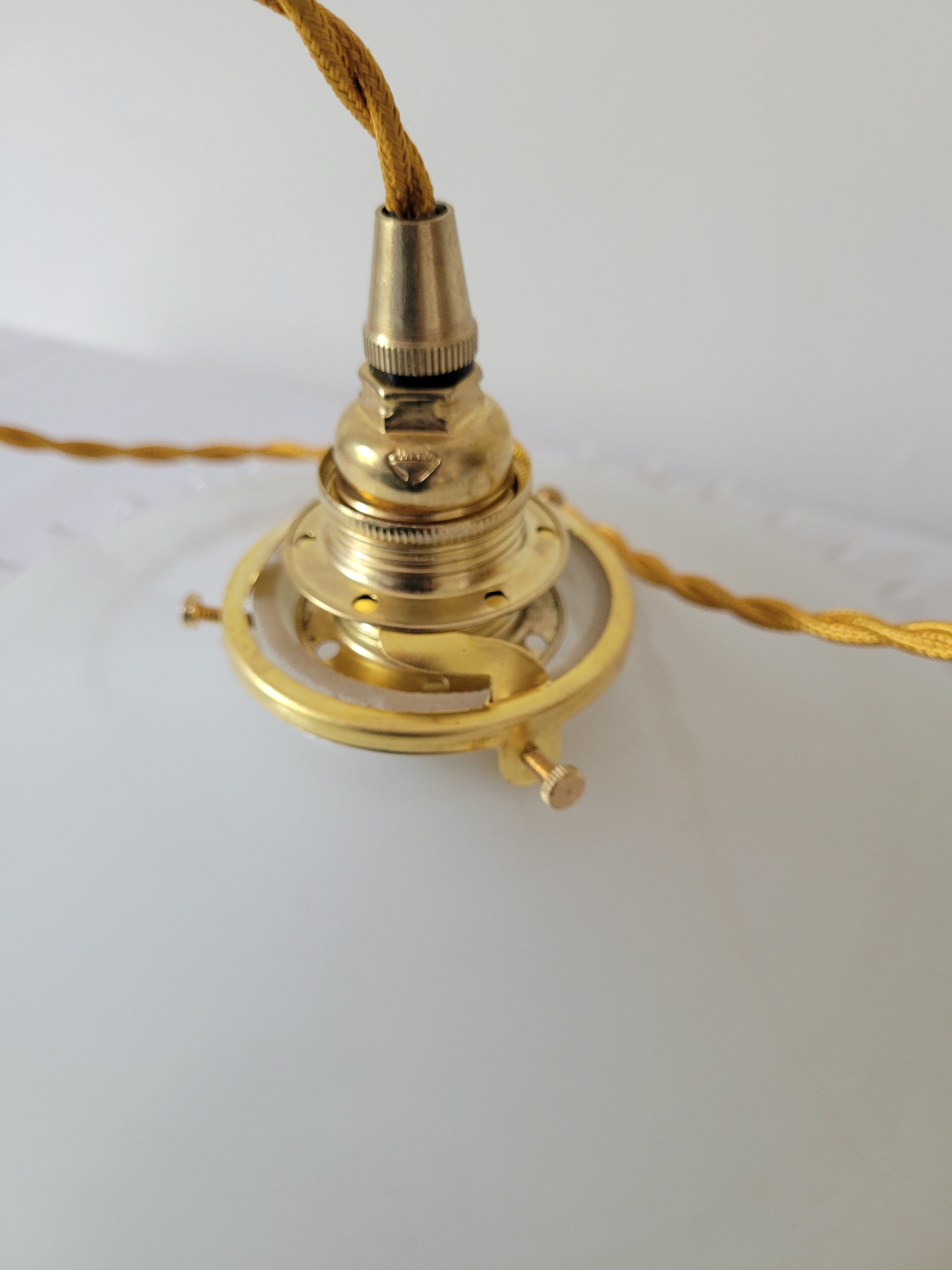 Serrated opaline suspension