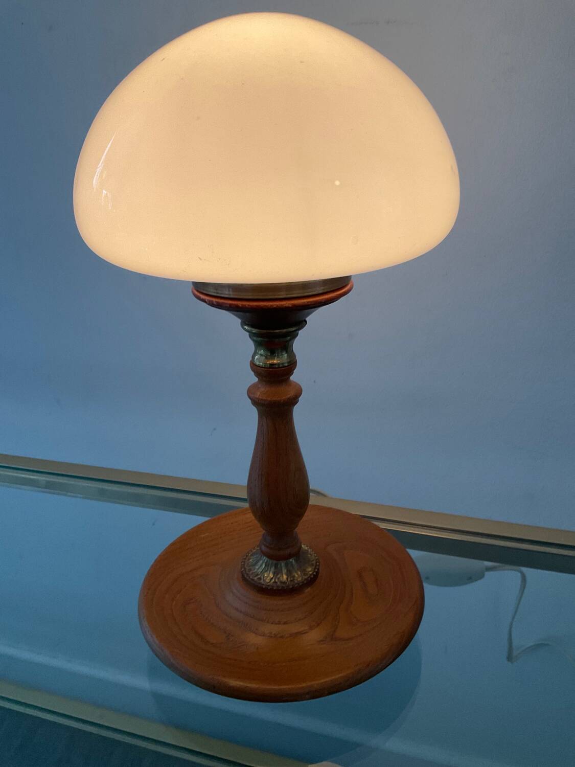 Lampe scandinave en bois et opaline