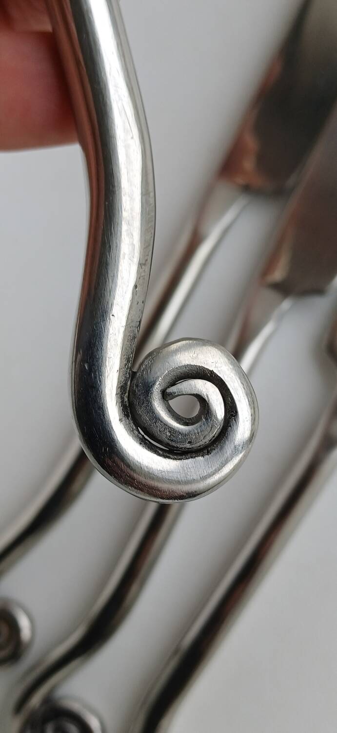 Spiral handle table knives