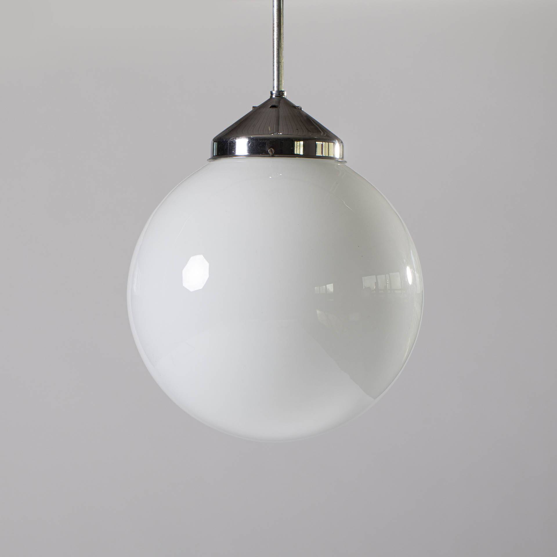 Lampe suspendue Bauhaus en verre opalin et chrome par Napako, années 1930