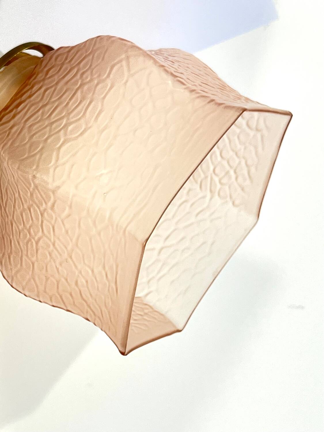 Paire d’appliques porcelaine et tulipes verre rose art-déco