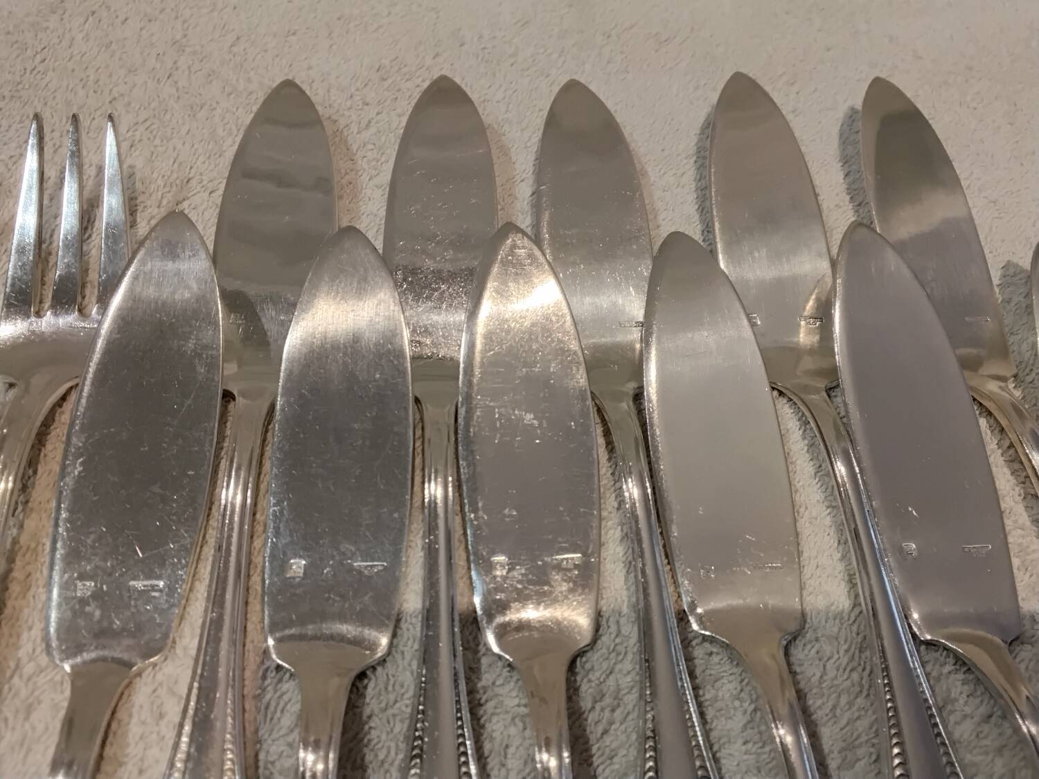 11 silver-plated fish forks and 11 fish knives by silversmith Ercuis Nil