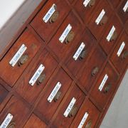 Grand Cabinet d'Apothicaire Antique en Pitch Pine, Belgique, avec Boucliers en Émail, 1900s