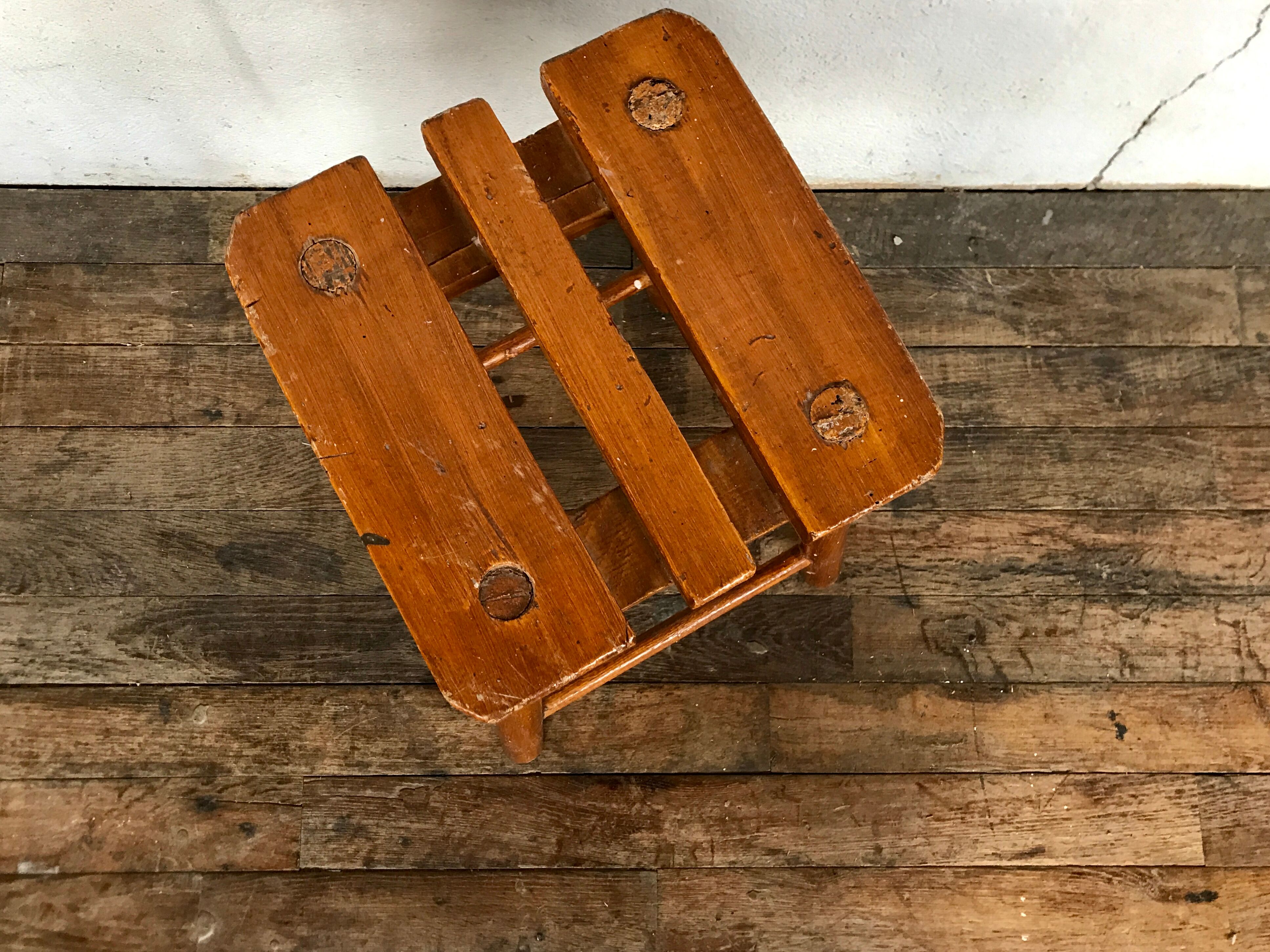 Tabouret primitif brutaliste porte plante tripode bout de canapé bois massif 1950 Décoration meuble