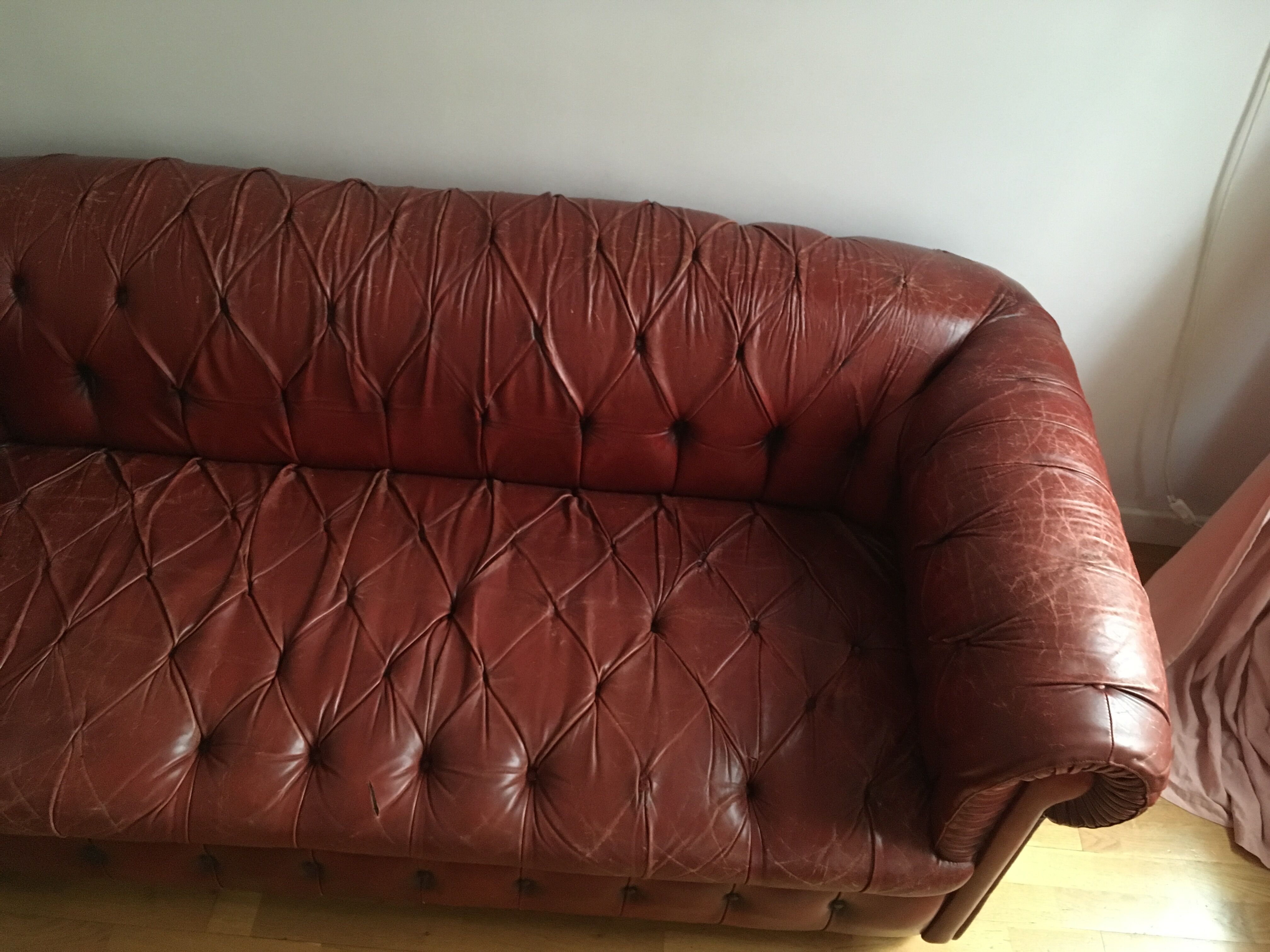 Sofa chesterfield 2-3 places leather bordeaux