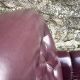 Paire de fauteuils capitonnés en skaï aubergine