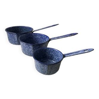 trio de casseroles en tôle émaillées bleues et blanches XXème