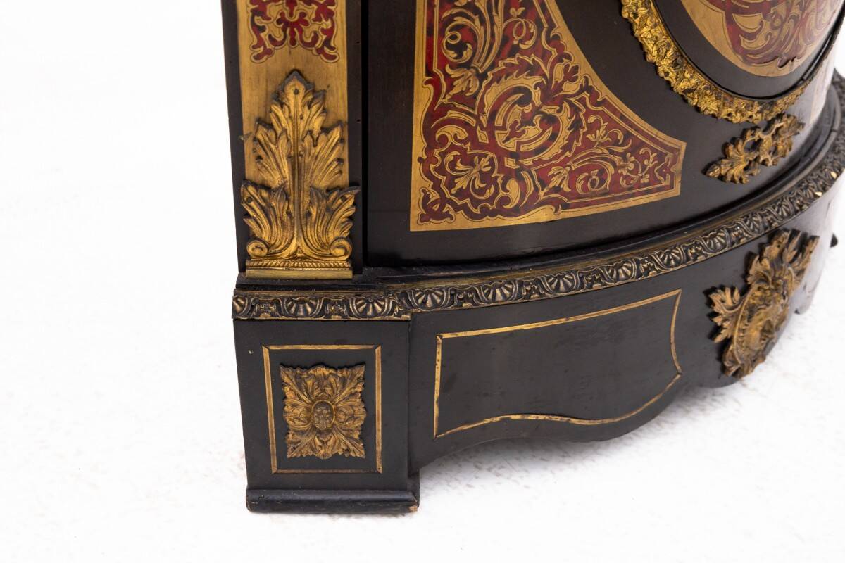 Commode d'angle ancienne, France, milieu du XIXe siècle.