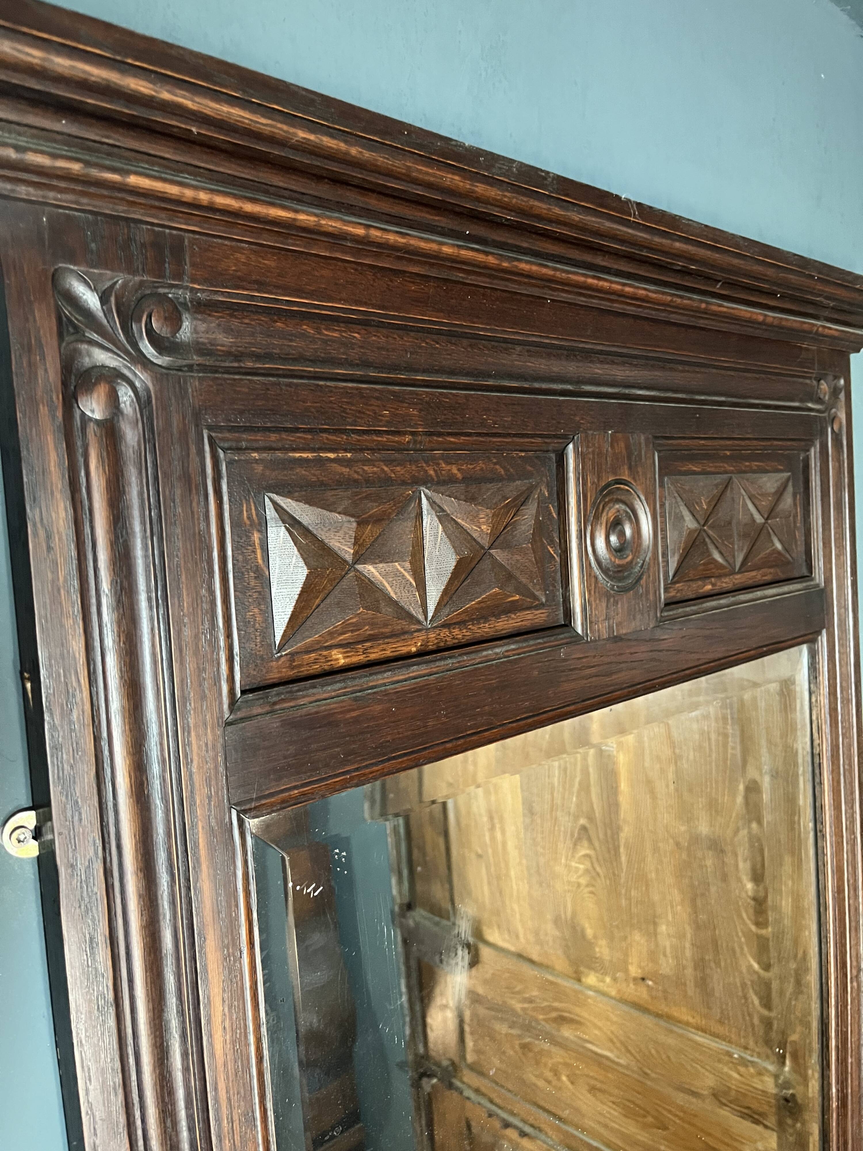 Miroir mural vintage encadré en chêne. Idéal pour les décorateurs.